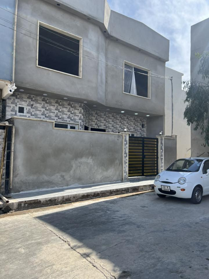 السلام عليكم 
العقار للبيع 
مدخل فلسطين ال ٩٥ جمعية الفلاحين ملك صرف 
قرار ٢٥ 
طابقين يتكون من ٦ غرف نوم وهول واستقبال ومطبخ 
ومناور عدد ٢ 
المساحة ١٣٠ متر الواجهة ١٠ أمتار 
البيت مؤثث بالكامل 
الطابق الثاني ماكامل 
أي استفسار الاتصال على الأرقام
***********
***********
