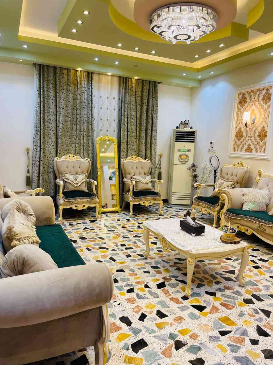 #فرصة_مميزة لسكن راقي ونظيف دون حاجة للترميم
#للبيع_بيت_طابو_صرف
#مساحة البيت 250 متر (طابق واحد)
الواجهة 12.5 متر والنزال 20 متر 
#الموقع:- حي العسكري -مقابل بيت لوفي موقع مميز وخدمات متكاملة

#يحتوي البيت:
🔹 #استقبال واسع ومطبخ
🔹 #صالة كبيرة بمساحة (10 × 4) متر.
🔹 #غرفتين_نوم بمساحات ممتازة (كل غرفة 5 × 4.5) متر.
🔹 #حديقة_جانبية وأمامية تضفي إطلالة جميلة للبيت.
🔹 #طرمة وصحيات متكاملة
🔹 #ترك (ممر جانبي) بعرض متر ونص
🔹 #بيتونة_كبيرة ومساحة استغلال ممتازة
البيت بناء درجة أولى، جاهز للسكن الفوري وترتيبه جداً حلو 
التفاصيل كما موضح بالصور أدناه 🔻🔻
#للأستفسار مراسلة الصفحة او الاتصال:
‭***********                
***********
