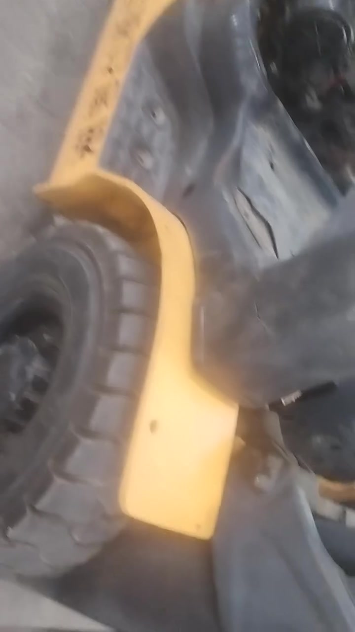 السلام عليكم رافعه للبيع موديل ٢٠١١ بانزين مكينه وكير فقط تبديل جبنه ثلاث حركات طنين ونص كوماتسو رقم ***********
