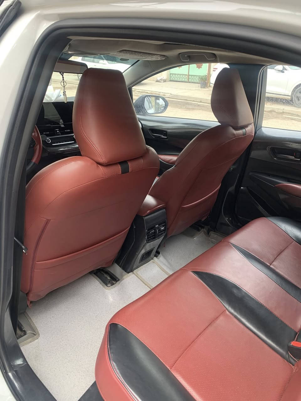 السلام عليكم كورلا بلاك ادشن موديل 2025 بأسمي السيارة ماشية 25كم السيارة مكفولة ماعدا اصبعين بالباب الورة الصدر وترجع BDR  متبين السعر 156 وبيها مجال بسيط مكاني الدورة للاستفسار ***********
