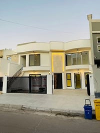 ⭕️ منزل أنيق بتصميم راقٍ  #للإيجار 🏡   فرصة رائعة للباحثين عن الرفاهية...