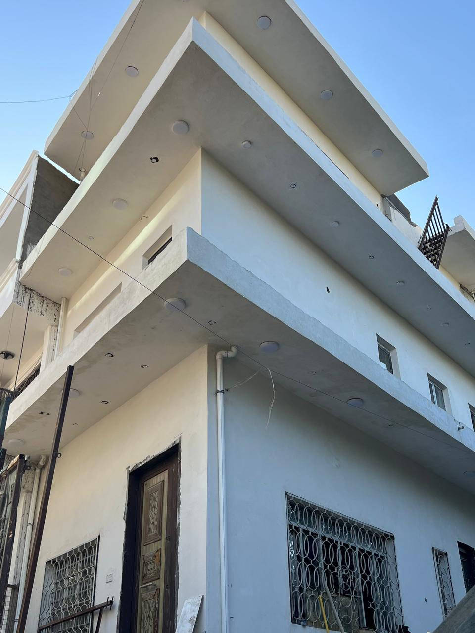 بيت للايجار  في الصالحية ركن خلف مستشفى ابن البيطار جنب وزارة الاسكان
ثلاث طوابق  
ثلاث غرف نوم 
ثلاث حمامات مع حديقة و كراج 
***********
