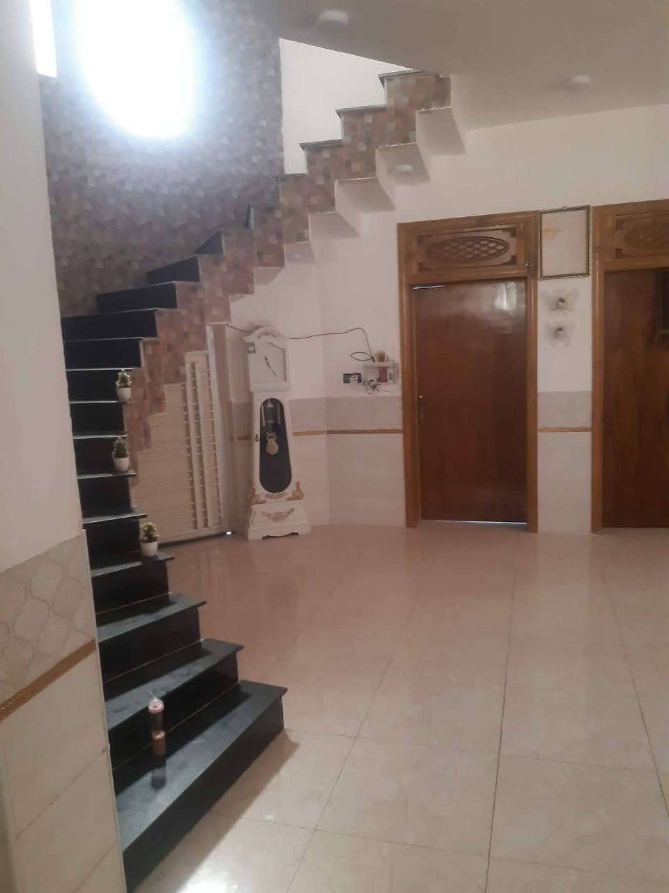 بيت طابو صرف للبيع 
===============

المساحة ٢٥٠ متر  طابق واحد 
====================
الموقع  ام العصافير من جهه المجسر شارع ٢٠ التجاري شارع مدرسة الطوفان الاقصى
========================================================
يحتوي البيت على 
غرفتين 
صالة 
براني 
مطبخ
طارمة كبيرة وحديقة
صحيات داخلية وخارجية
 الطابق الثاني مخزن كبير  على كبر الصالة الجوه 
===============================
سنة البناء ٢٠٢٢
==================
#السعر١٩٠ مليون  مع المجال 

للاستفسار اكثر مراسلة الصفحة


**إذا كنت صاحب هذا الإعلان وتريد حذفه لأي سبب، رجاءا أرسل رسالة إلى الدعم الفني**