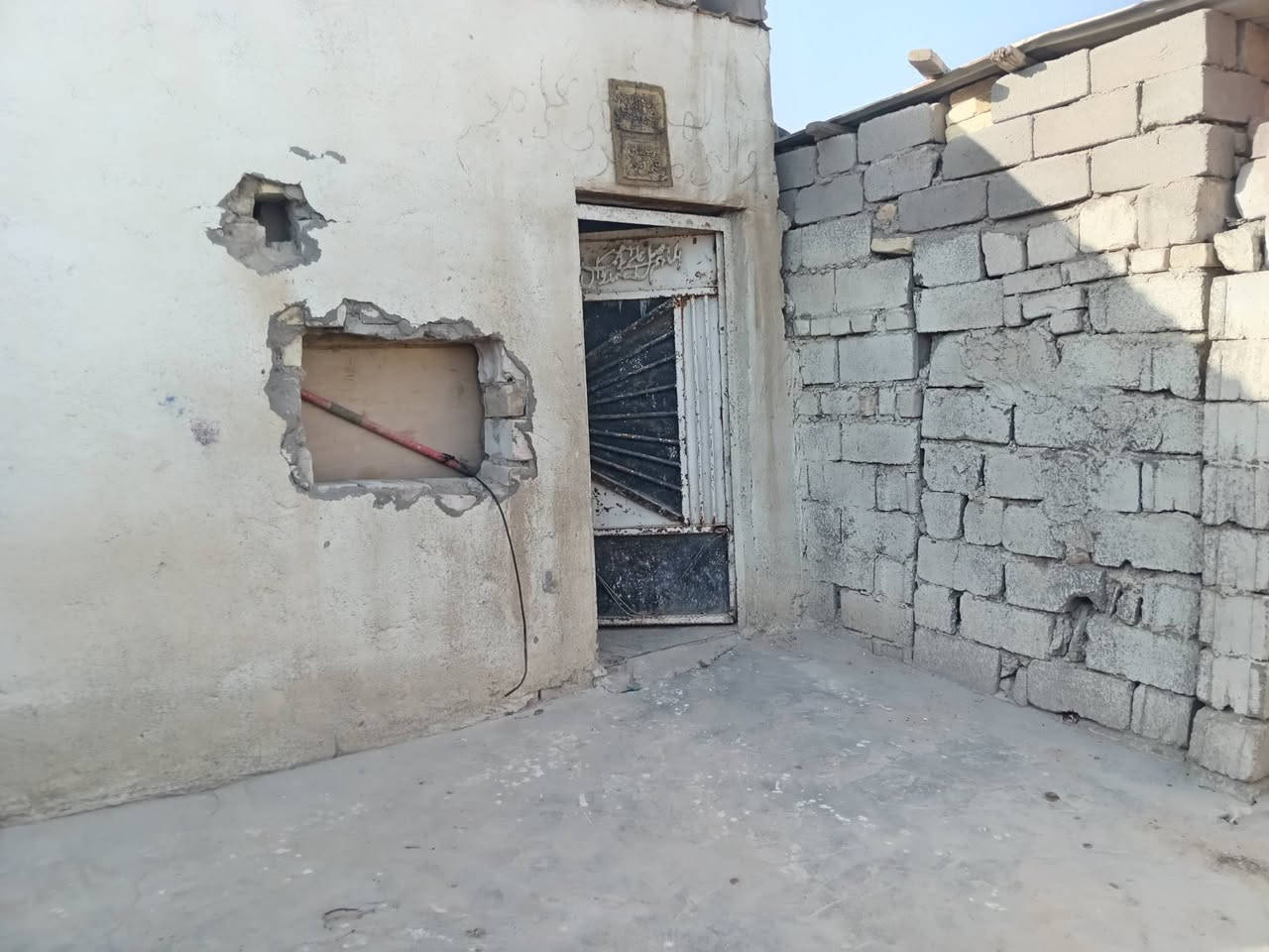 سلام عليكم. بيت للبيع حي شهداء تجاوز قرفه وصاله ومطبخ وحوش بي مساحه كدام البيت سعر 3ملاين ونص. اتصال ***********
