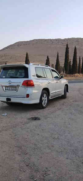 السلام عليكم سياره لاندكروز 2014 سياره نضيفه خير من الله فول مواصفات السياره بريم بدون صبغ بارد بسيط جداً مقدار شبر اًو أقل للأستفسار على الخاص او الرقم التالي ***********
