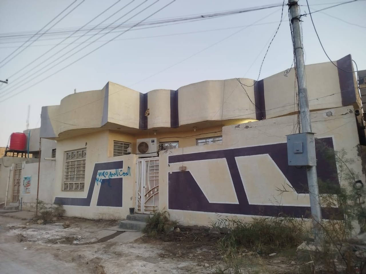 دار زراعي للبيع ١٧٠ م بستان الدبوس خلف الصفاة شارع ١٠ م كونكريت يتكون من غرفتين صالة ديوانيه مطبخ سطح اشتايكر حمام داخلي و خارجي
السعر ٩٠ للتواصل ***********
