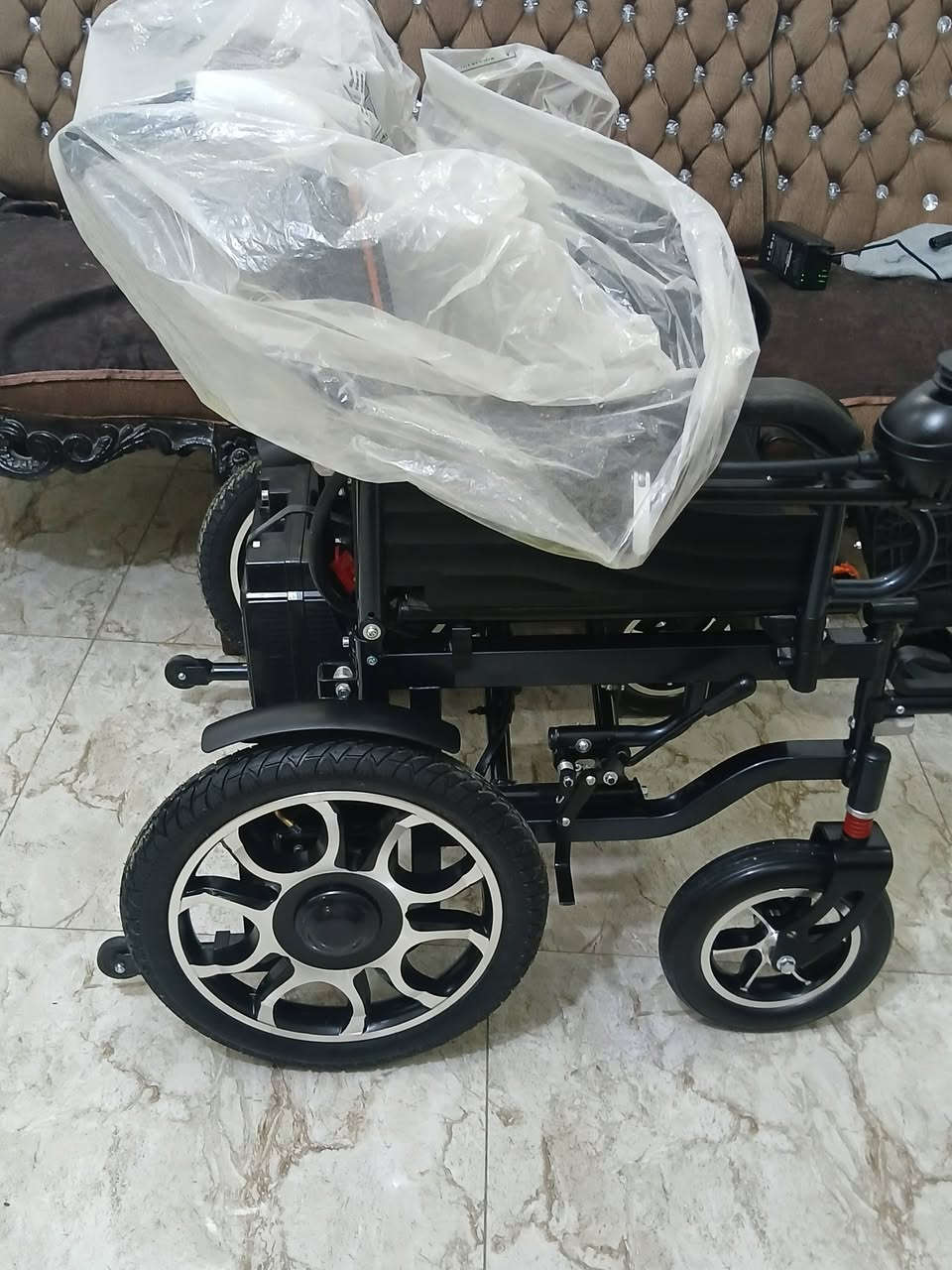 كراسي كهربائيه جديده بالكارتون يطبك ويصير بالسياره بدون رفع البطاريات الشراي يتصل بغداد سعره ٦٠٠الف مع التوصيل حجم كبير ٥٦ *********** وجميع الاحجام
