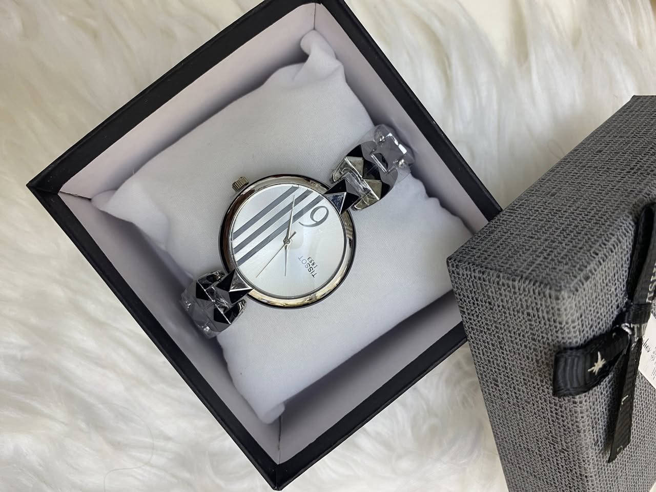 ساعه بهذا الشكل ستيل بعدها بنايلون والحافضه ب 15مع التوصيل ترهم هديه كلش كشخه 🌷🎀🌸


**إذا كنت صاحب هذا الإعلان وتريد حذفه لأي سبب، رجاءا أرسل رسالة إلى الدعم الفني**