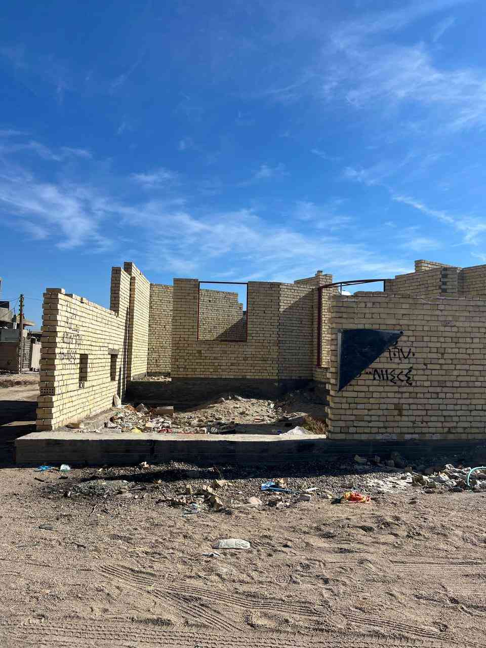 بسم الله الرحمن الرحيم 

يعلن مكتب الجزيره للعقار
::..عن دار هيكل للبيع
::..المساحة 254 متر 
::..الأبعاد عدنا الواجهة 20.21c والنزال 
::..من جهة الركن12م ومن الخلف 14.41c 
::..ومن جهة اليمنه 19م
::..هاي المساحة والأبعاد واضحة كدامكم 👆
🔁_______________________
~>يتكون الدار من طابق واحد
~>يحتوي علا كراج سياره+حديقة صغيرة 
~>وستقبال كبير + مطبخ حار وبارد
~>وصاله+منور كبير +غرفة نوم واحدة فقط
~>ومنور وصحيات داخلية وخارجية 
~>خارطة كلش مرتبة 
~>وكلشي موضح كدامكم بل صور والمرتسم
~>الهيكل بناء طابوك 🧱
~>نقصة فقط السكف وتكمله 
~>وصنف العقار طابو زراعي سند 25
~>البيت ركن 🅿️ علا اربع شوارع موقع حيل مرتب 
~>ارض بجر 
📍📍
الأنبار فلوجة منطقة الجغيفي الثانية
خلف جامع فاطمة الزهراء ومقابل أسواق جنة 

اي ستفسار الأتصال علا الأرقام

***********  ➡️اتصال 📲
 ***********➡️اتصال 📲
*********** ➡️واتساب فقط 📲
