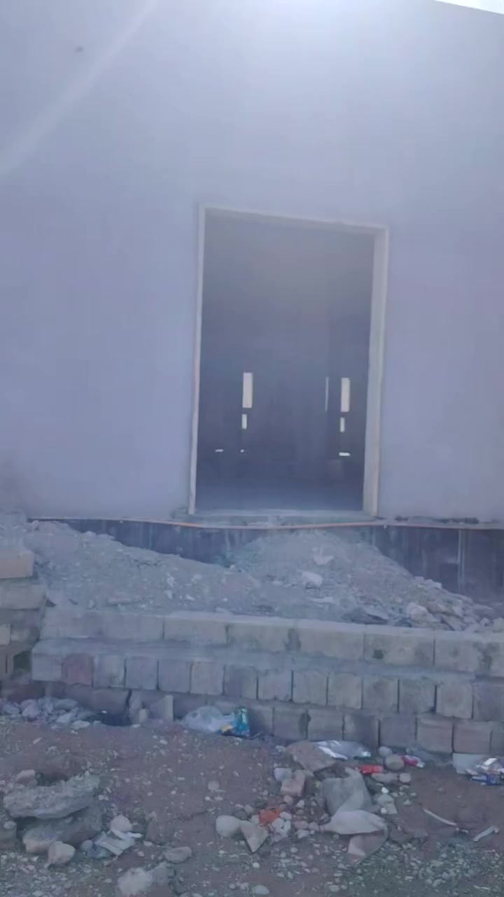 🕌 ساهم في بناء بيتٍ لك في الجنة 🕌
قال الله تعالى:
{إِنَّمَا يَعْمُرُ مَسَاجِدَ اللَّهِ مَنْ آمَنَ بِاللَّهِ وَالْيَوْمِ الْآخِرِ وَأَقَامَ الصَّلَاةَ وَآتَى الزَّكَاةَ وَلَمْ يَخْشَ إِلَّا اللَّهَ ۖ فَعَسَىٰ أُولَٰئِكَ أَن يَكُونُوا مِنَ الْمُهْتَدِينَ}
📖 [التوبة: 18]
إن عمارة المساجد شرف عظيم، وعملٌ يبقى أجره جارياً ما دام في المسجد صلاة وذكر وقرآن ودعاء. كل لبنة تضعها في بيت الله، تضع لك نوراً في قبرك، ورفعةً في درجتك، وبركةً في رزقك وأهلك.
وقال رسول الله ﷺ:
"مَنْ بَنَى مَسْجِدًا لِلَّهِ بَنَى اللَّهُ لَهُ فِي الْجَنَّةِ مِثْلَهُ"
📚 صحيح مسلم – سنن ابن ماجة
وفي مسند أحمد:
"مَنْ بَنَى لِلَّهِ مَسْجِدًا فَإِنَّ اللَّهَ يَبْنِي لَهُ بَيْتًا أَوْسَعَ مِنْهُ فِي الْجَنَّةِ"
اليوم تُفتح أمامك فرصة عظيمة للمشاركة في بناء مسجد يكون منارة للعبادة، وتعليم القرآن، ونشر الخير، وصدقة جارية لك ولوالديك وأهلك.
🤲 لا تحرم نفسك هذا الأجر العظيم…
ساهم بما تستطيع، فالدال على الخير كفاعله، والله يضاعف لمن يشاء.
📌 التحويل على الماستر  2463603494
للتبرع الاتصال على الرقم ***********
