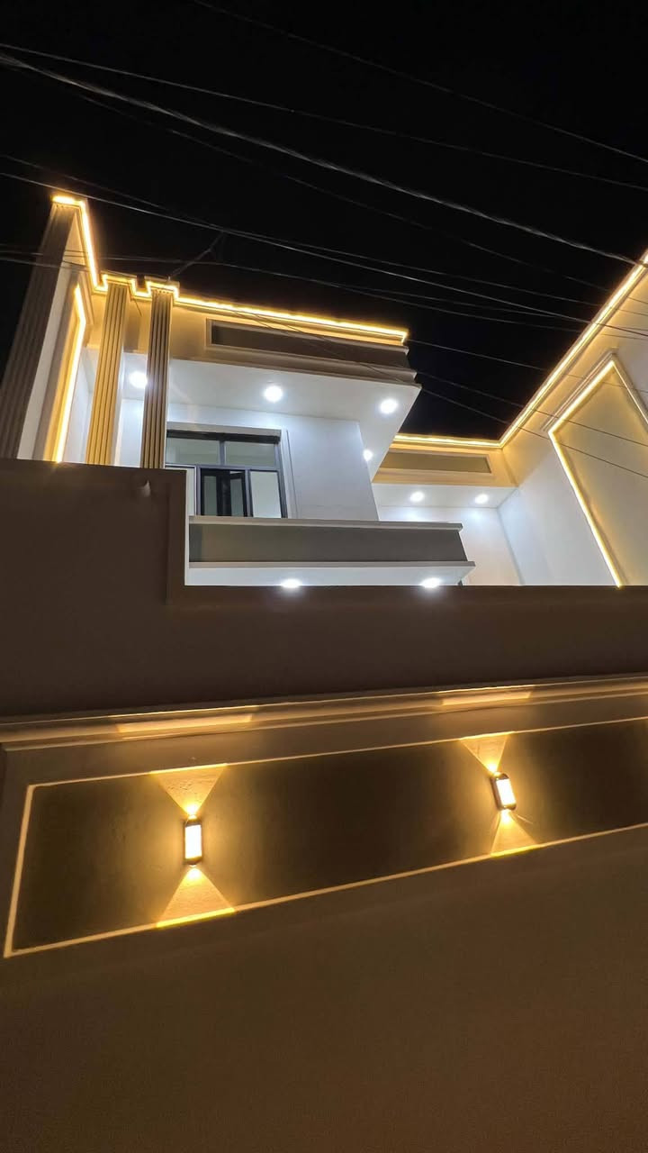 دار سكن للبيع
 طابو صرف
ديوانية حي الفرات 
قرب شارع 20 الرئيسي شارع المستوصف
موقع مميز جدآ
منطقة سكنية خدمات كامله
يقع على ساحة (متنزه عائلي) 
بناء حديث 2026 بعده مامسكون
درجة اولى طابقين مسلح 
المساحة 200 متر 
تفاصيل الدار.... 
يحتوي على
 غرف النوم عدد 4 _ صالة عدد 2
 أستقبال  _ مطبخ حار + بارد 
مجموعة صحية عدد 3 _ گراج سيارة
                      مراجعة
مكتب مهدي العتابي للعقار ديوانية الجزائر مقابل فندق برج الامراء
للاستفسار *********** مهدي العتابي 
           ***********  حيدر الفتلاوي
           ***********
