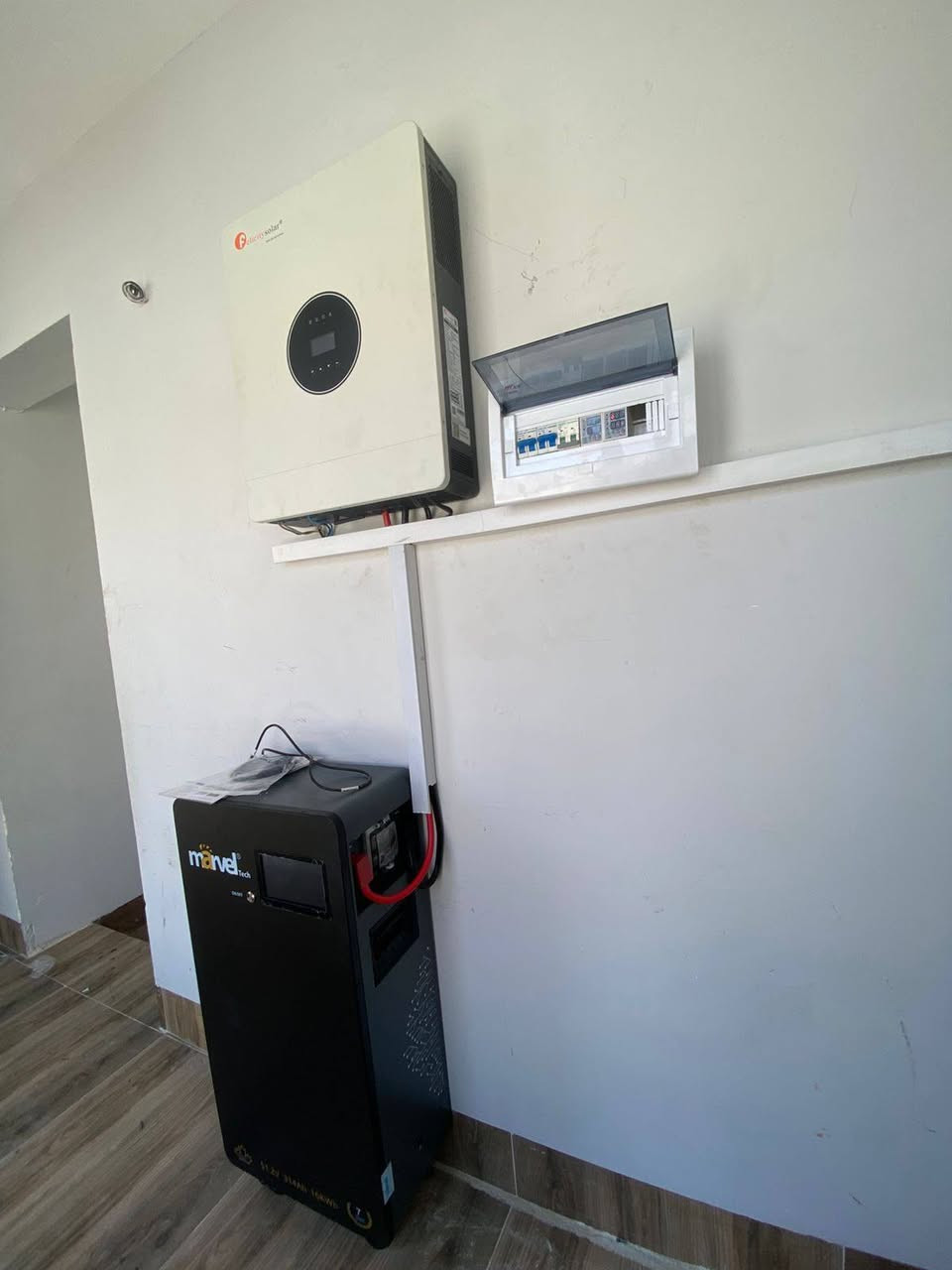 مجمع سوما ستي في كركوك 
☀️ الطاقة المستدامة.. خيارك الذكي والآمن! ☀️
تستمر شركة النور الهندسية للطاقة المتجددة في تقديم أفضل الحلول الهندسية لعملائنا الكرام. نُشارككم اليوم لقطات من أحد مشاريعنا المتميزة التي تم إنجازها في كركوك هذا الأسبوع بكفاءة ودقة عالية، وبإشراف هندسي مباشر.

تم تصميم وتشغيل المنظومة بأحدث التقنيات العالمية لضمان أعلى أداء واستقرار للتيار:

🛠️ المواصفات الفنية للمنظومة:
خزن طاقة عملاق وآمن: بطارية ليثيوم متطورة من نوع Marvel بسعة 16KW، لعمر افتراضي أطول وأمان تام.

القلب النابض للمنظومة: إنفيرتر ذكي من نوع Felicity بحجم 12KW، الذي يضمن كفاءة تحويل عالية واستقراراً ممتازاً للأحمال. بضمان 2 سنوات 

كفاءة توليد فائقة: عدد (12) ألواح شمسية من الجيل الجديد Longi Hi-MO X10 بقدرة 650w للوح الواحد، لتأمين أقصى استفادة من أشعة الشمس حتى في الظروف الجوية المتغيرة.

👨‍💻 المنظومة نُفِّذت بإدارة: المهندس علي حسين

شعارنا دائماً وبكل فخر:
#ثقة | #أمان | #استفادة

📞 للاستفسار أو لطلب تصميم منظومتك الخاصة، يسعدنا تواصلكم معنا عبر الأرقام التالية:

Asiacell: ***********

Zain: ***********

أو عبر مراسلة الصفحة مباشرة.

📍 العنوان: كركوك قضاء الحويجة قرب الدفاع المدني
