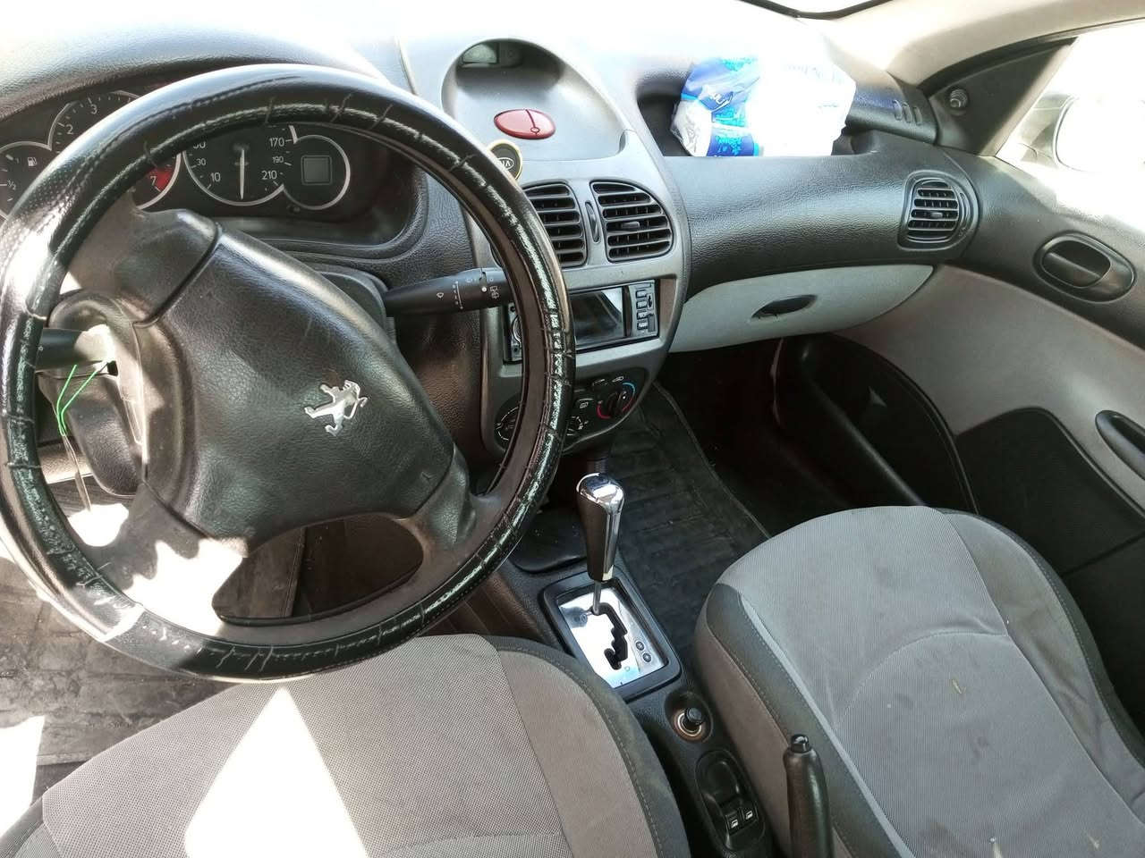 السلام عليكم
سيارة بيجو حجم 206 كير اوتماتيك موديل 2009 
بيه 4 قطع
رقم سليمانية جديد و هزة على شهر 6 
مكان اربيل 
السعر 45 ورقة 
رقم موبايل ***********
