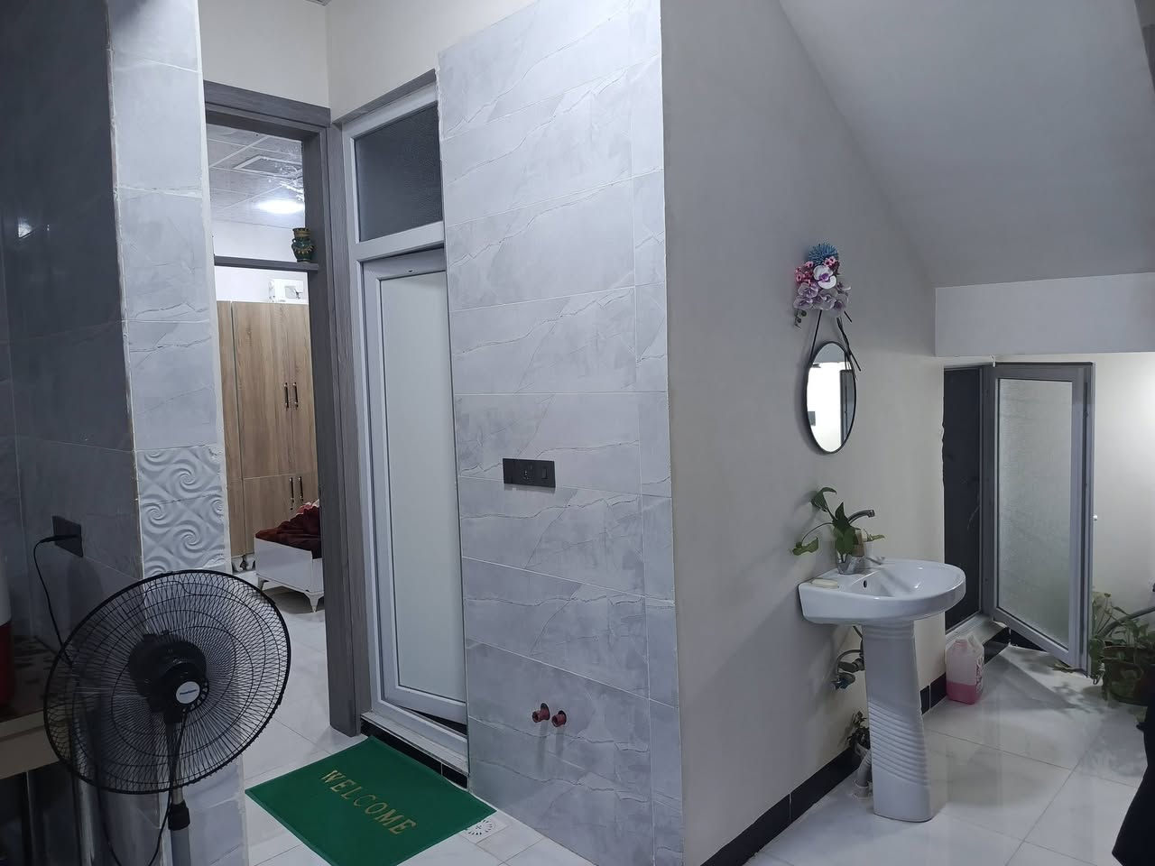 بيت ركن130 طابو مالك صرف بينا قبل 8 اشهر قاط واحد حي الشهداء قرب جامع الشهداء بيه غرفتين نوم و استقبال مطباخ حار وبارد مكان كلش راقي شارع عريض ***********
