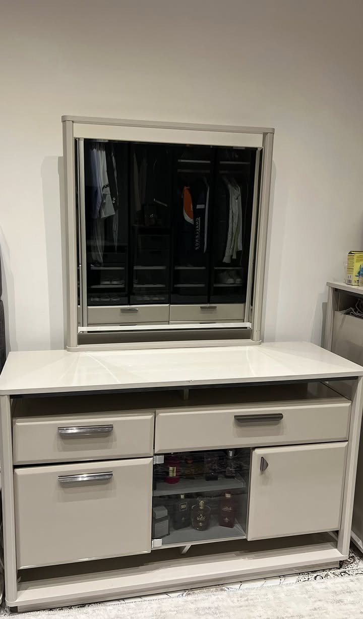 غرفه خشب تركي ثقيل HDF ( مستعمل سنه )
(11 قطعه  ) 
السعر  ( 2,500,000 ) بيها مجال
العنوان ( البصره ام قصر ) 
للتواصل ( *********** )
