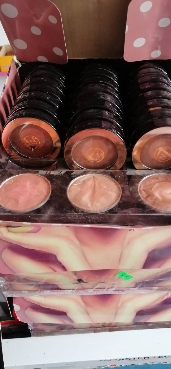 للبيع شلعه مواد تجميل جوه سعر الجمله ليريد يتفضل ***********
