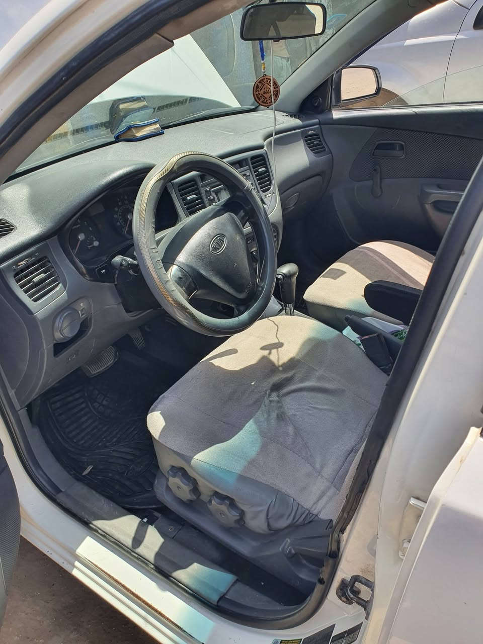 السلام عليكم كيا ريو موديل ٢٠٠٦ سياره نضيفه شرط طخم الكدام والوره وطخم تايرات جديد مكينه كير شرط كير توماتيك وشرط التحويل حجم المكينه ١٦ السعر ٧٥ وبيها مجال/***********
