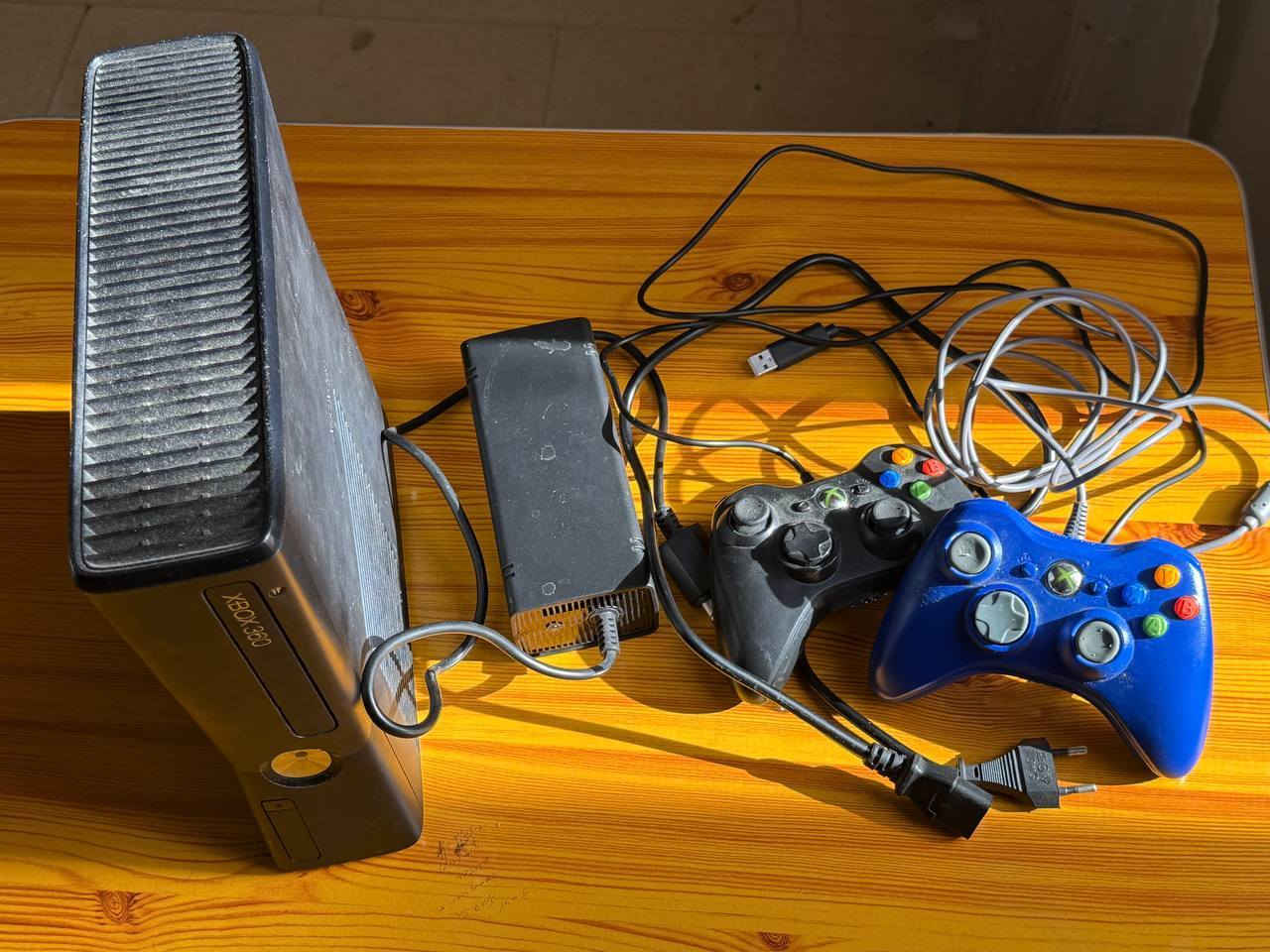 جهاز X Box 360
جهاز مستخدم نظيف شغال 
يحتوي على 2 جوستك 
يحتوي على تقريبآ 250 لعبة
للاستفسار اتصل ع الرقم : ***********
