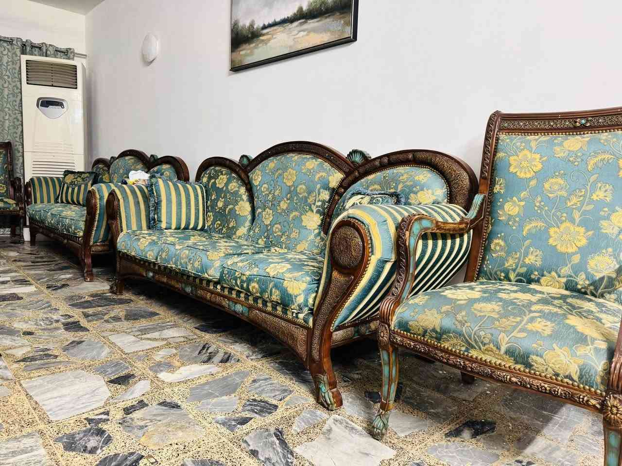 السلام عليكم
تخم قنفات نظافة ٩٠ ٪؜ يتكون من 
قنفة ٣ نفر عدد ٢ 
قنفة ٢ نفر عدد ٢
كرسي مفرد عدد٨
طبلة وسطية كبيرة جام  عدد ٢


**إذا كنت صاحب هذا الإعلان وتريد حذفه لأي سبب، رجاءا أرسل رسالة إلى الدعم الفني**