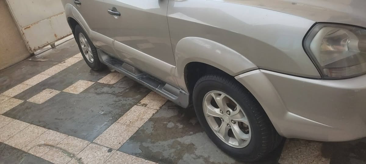 السلام عليكم توسان ٢٠٠٩ خليجي محرك ٢٠٠٠ رقم جديد بأسمي محرك كير مكفولات تبريد  جيد جداً الگشر مكفول من الصبغ والبارد حتى البلاستك والدعاميات بأستثناء رصعة بالچاملغ الخلفي مأشرها بالصور السيارة على ايدينا من الشركة ماشية ١١٣ الف قابل للزيادة مكان السيارة بغداد البياع ***********  السعر ١٢٣ وبيها مجال قليل ٠
