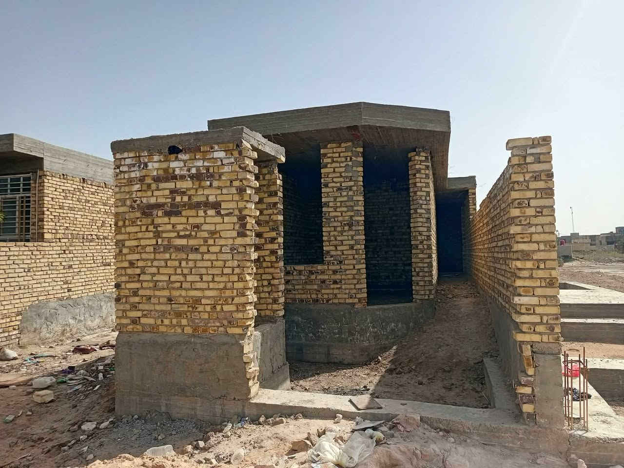 السلام عليكم عندي هيكل للبيع المساحه الكليه 100 متر طابو زراعي سند 25 تحويل مباشر باسم المشتري متوفره كل الخدمات حي النصر قرب ساده بوخطه الاستفسار مراجعه مكتب عقارات الحسام اتصل على رقم الهاتف ***********+*********** اخوكم ابو مومل السعر 35 وبي مجال
