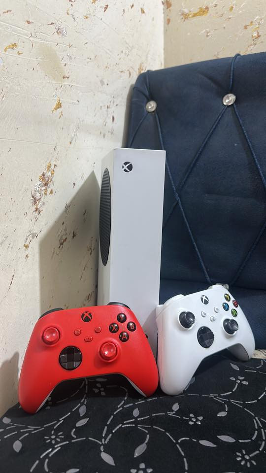 اكسبوكس سيرس اس مع يدات ثنين مع مبرد وستاند شحن يدات مع لعبه GTA و FC24
للتواصل واتساب ***********
