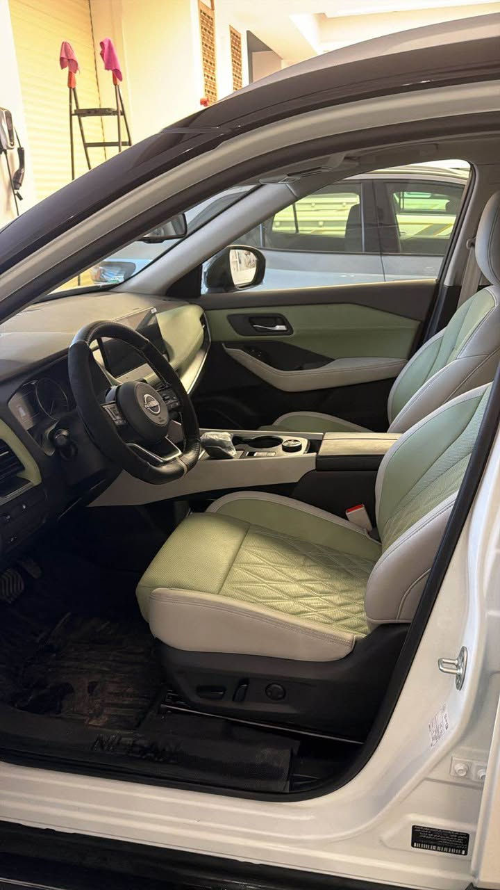 للبيع Nissan X‑Trail موديل 2025
ماشية 3000 كم فقط
لون أبيض مع سقف أسود + داخلية مميزة لون أخضر فاتح وبيج مثل الصور

المواصفات والمميزات:

* محرك 2.5 
* جير CVT ناعم واقتصادي
* تشغيل بصمة
* شاشة وسطية كبيرة
* Apple CarPlay + Android Auto
* كاميرات وحساسات
* إضاءة LED أمامية وخلفية
* مقاعد جلد
* تحكم بالدركسون
* مثبت سرعة
* تبريد ممتاز ومساحة واسعة
* تصميم جديد وفخم جداً
*سبع ركاب 
* صرفية جيدة مقارنة بالحجم
* سيارة عائلية مريحة وعزلها هادئ
*

من المعروف عن الـ X-Trail الجديدة:

* ثبات وراحة ممتازة بالسفر
* مساحة داخلية واسعة وصف ثالث 
* نظام أمان جيد جداً
* مناسبة للمدينة والسفر والاستخدام اليومي  
السياره كلين تايتل من الشخط والصبغ والتعديل السياره زيرو حالت الشركة 
بيع مستعجل ￼
للتواصل 

+964 751 634 0086

‪+964 774 908 9046‬


**إذا كنت صاحب هذا الإعلان وتريد حذفه لأي سبب، رجاءا أرسل رسالة إلى الدعم الفني**