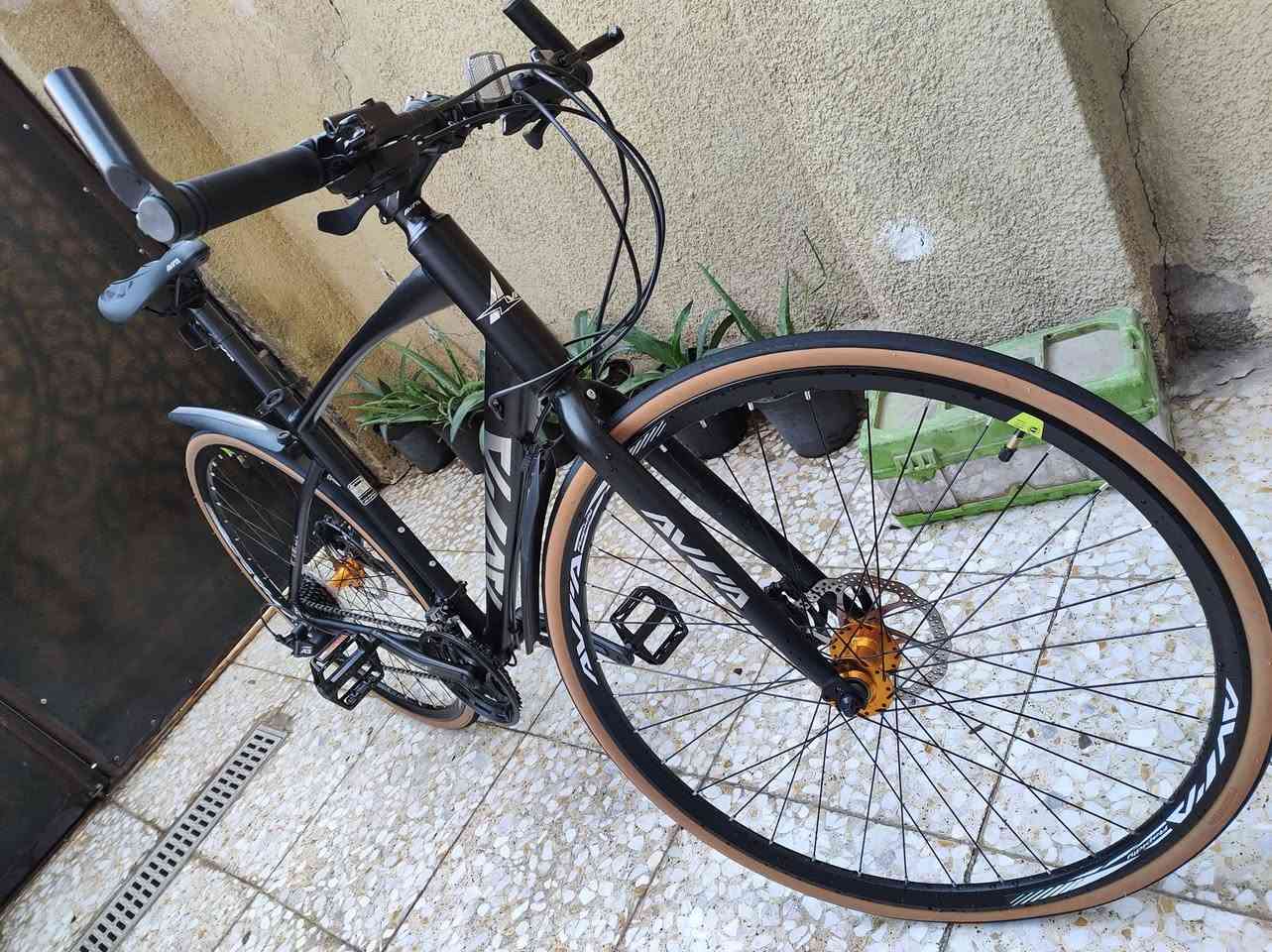 دراجة نوع AVIA جديد غير مستعمل 
حجم الدراجة 28 
المكينة 8/3 
المنيوم
البريك ديسك / ودهن 
الدراجة خفيفة ومناسبة للطرق  البعيدة سريعة جداً 
السعر /250 الف 
المكان :ساحة عدن 
الرقم : ***********
