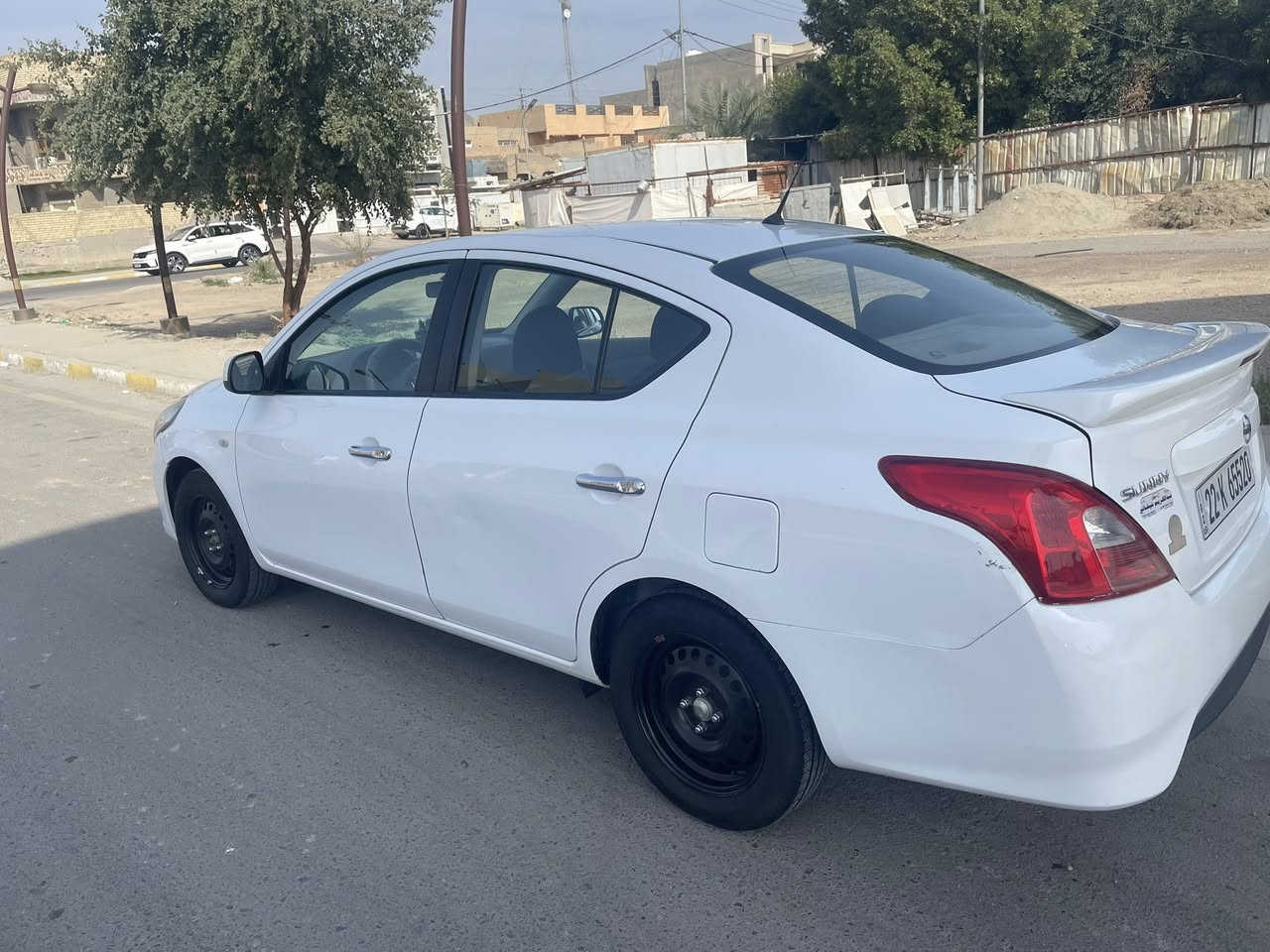 السلام عليكم
نيسان صني هندي بليته زركه2022رقم اربيل باسمي
بيها قطعه صبغ جاملغ خلفي جهة اليمين بدون داخل الباب وشويه بارد تخم تاير جديد  مكان السياره الفلوجه سعر117 وبيها مجال اتصال فقط***********
