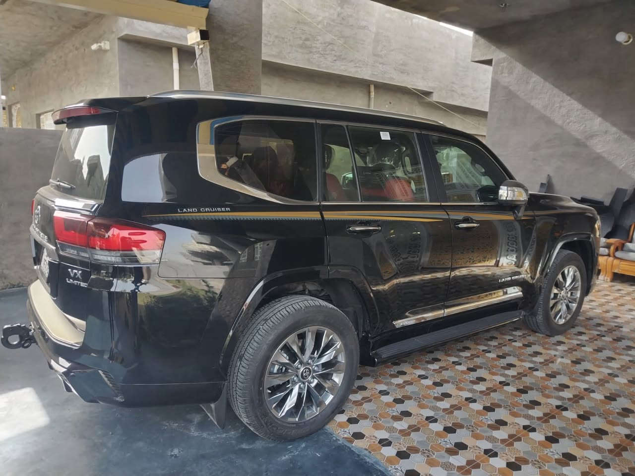 للبيع لاند كروز vx فول موصفات 
موديل ٢٠٢٤  سياره بريم 
البواب شفط رادار امامي وخلفي 
توقف ذاتي ماشيه ١٨٠٠ فقط بعده زيرو 
محرك 4000 تنفس طبيعي 
مكان الأنبار الفلوجه 
الهاتف ***********/***********
