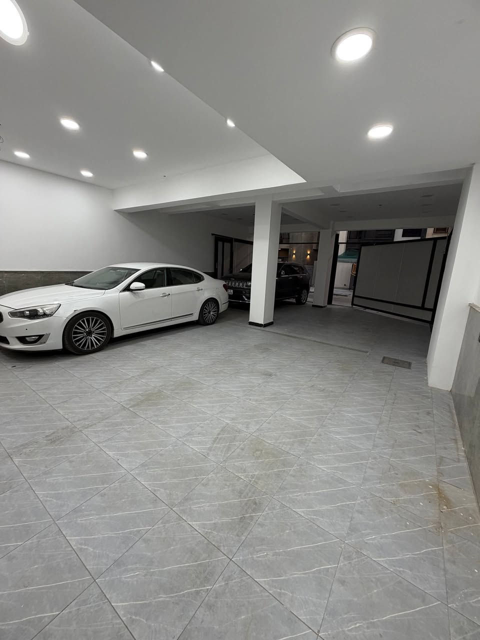 ‏✅ #شقق_مودرن_للايجار_ السكني او تجاري ✅
‏
‏📌الموقع : المنصور _ محلة 609 
‏
‏🔛المساحة 100 متر 
‏
‏▪️يتوفر كراج للسيارات 
‏▪️كل الشقق مجهزه سبالت انفيرتر 
‏▪️الشقق عباره عن غرفتين نوم _ صالة مطبخ امريكي  
‏▪️خدمات صحية مناور 
‏
‏☑️مناسبه للإيجار السكني او التجاري ☑️
‏
‏
‏📍عنوان الشركة : حي الجامعة _ بداية شارع المركز 
‏ 
‏📌للمعاينة والاستفسار : يرجى التواصل على الارقام التالية 📲
‏
‏***********
‏***********

