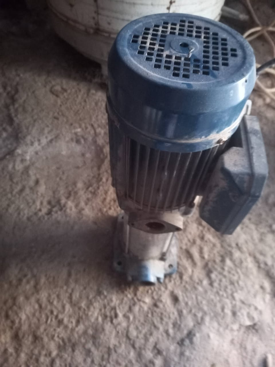 سلام عليكم ماطور عمودي البيع ٤ حصان *********** ***********
