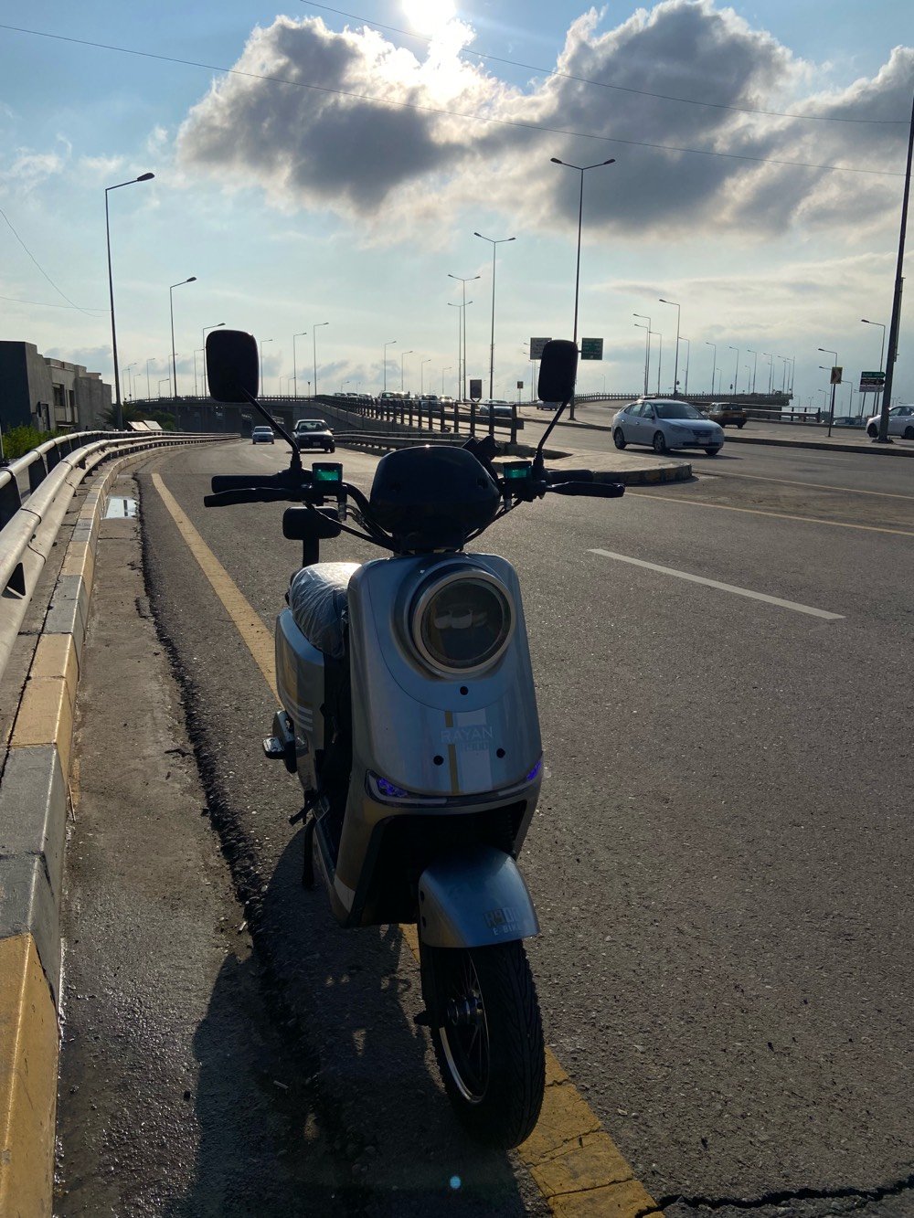 السلام عليكم ورحمة الله وبركاته 
دراجه Rayan R900 
مواصفات الدراجه 
1️⃣ 5 بطاريات ريان اصلية 26 أمبير سوبر ماكس كرافين 
2️⃣ ملف 1200واط حقيقي 
3️⃣ نظام P وكير 3 نمر ونظام R رجوع إلى الخلف  
4️⃣ نظام ABS مانع انزلاق 
5️⃣ بريكات دسكات دهن امامي خلفي 
6️⃣ لايت عالي ناصي ابيض زنون
7️⃣ سكن الون متغيره 
8️⃣ اشاير رباعي ويمين ويسار 
9️⃣ ويل كب امامي 
1️⃣0️⃣ مواصفات أخرى …..
1️⃣1️⃣ غراض أخرى تأتي مع الدراجة 1️⃣ خوذه اصليه نوعية ممتازه 2️⃣ شاحنه ريان اصليه مال دراجه 3️⃣ سله إماميه حديد 4️⃣ بايدارات 5️⃣ پم صغير ….
السعر ٦٢٥ الف دينار عراقي وقابل للتفاوض 
العنوان موصل الأيسر 
 
الرقم :-***********يتوفر الواتساب 