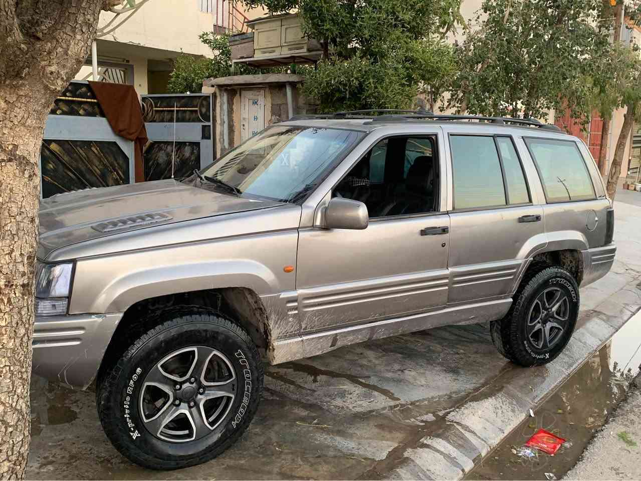 جێب چیرۆکی مۆدێل 1998 مەکینە V8 تۆماتیک و دەبڵ ئەکسل بەشەرتی گیرومەکینە و ئەکسل  تەقەورەقەی نیە رەقەم سلیمانیە  بەشەرتی تەحویل و وەکالە سەنەوی بەسەرجوە  فول مواسفاتە بەس سلایت نیە نرخی 60 گەڵاو مەجالی تیایة گورینەوەش اکەم بە شتیک بەدلم بیت ژ.م *********** *********** كالار, السليمانية
