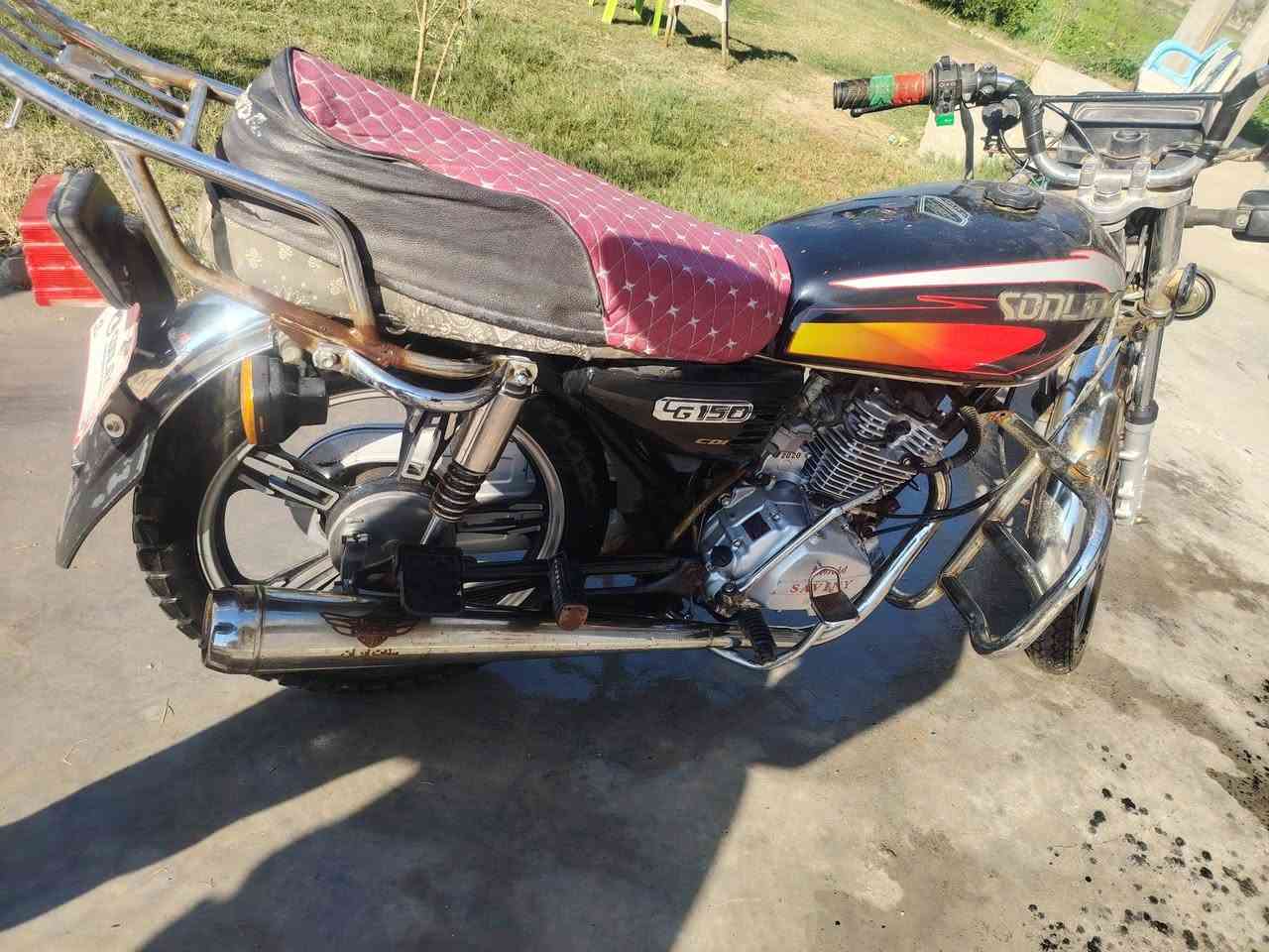 سلام عليكم شباب عندي دراجه لبيع مديل 22 كامله ينقص مابيه دراجه حلوه بدون سعر 400وبيه مجال بصيط حك جيه مكاني بغداد المحموديه *********** ///***********
