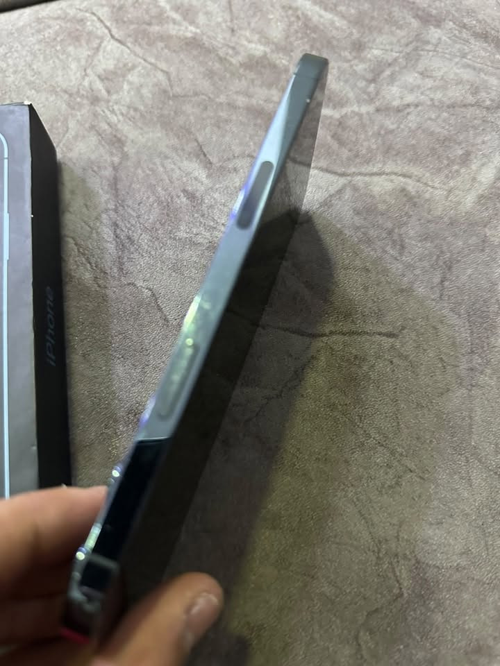 من رخصت لأدمن المحترم ايفون 12 برو ماكس كفاله عامه بطاريه 85 بلاد جهاز فقط ضهره مكسور كلشي شغال كارتونه ويه عنوان البصره حكيميه سعر 425 وبي مجال للتصال *********** واتساب فقط شريحه مامتواحد
