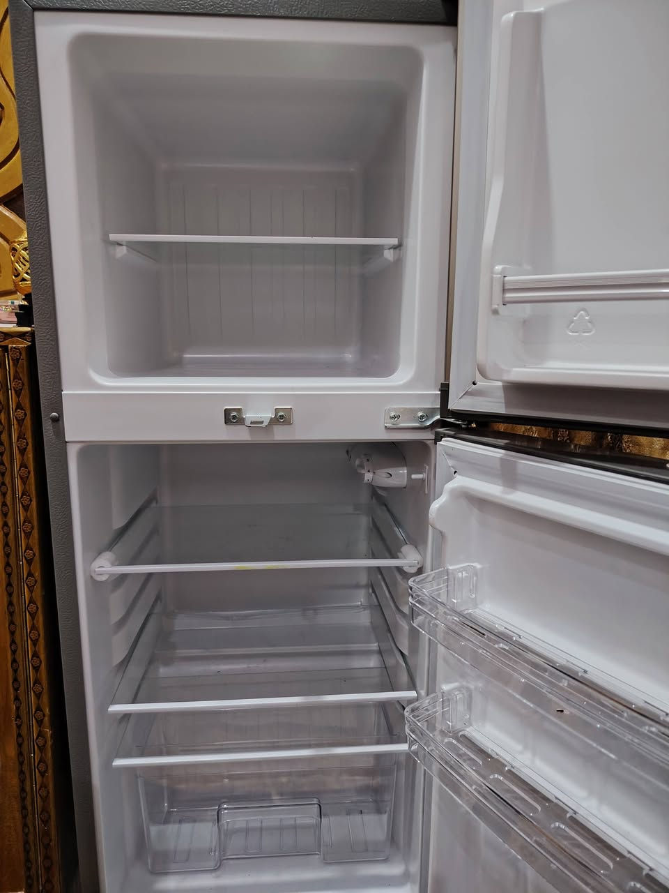 سلام عليكم ثلاجه جديده للبيع السعر 200وبي مجال جديده والله العظيم هاذ رقم الهاتف ***********
