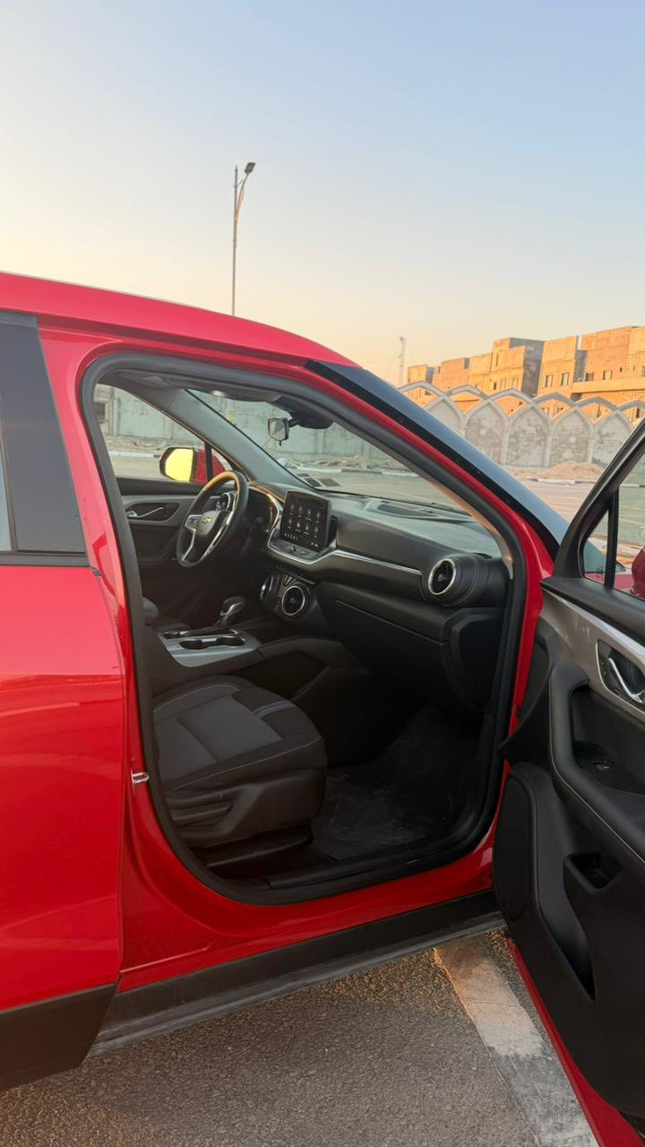 🚘 شفروليه بلايزر 2LT – فور ويل
📅 الموديل: 2023
🇺🇸 وارد: أمريكي
⚙️ المحرك: 4 سلندر تيربو
🛣 الممشى: 18000mi
📍 الرقم: سليمانيه 
📌 الموقع: بغداد
✨ المواصفات:
🔹 دفع رباعي (4WD)
🔹 رادار تحذير أمامي
🔹 كرسي السائق كهرباء
🔹 كاميرا خلفية
🔹 مثبت سرعة
🔹 نظام تحديد المسار
🔹 تحكمات ستيرن
🔹 ماوس أنظمة القيادة
🔹 شاشة وسطية
🔹 هاند بريك كهرباء
🔹 تبريد خلفي قطعتين
🔹 منافذ شحن USB و Type-C
🔹 أربع أبواب بصمة
🔹 مانع انزلاق ABS
🔹 أوتو ستوب
⚠️ الضرر:
🔻 فقط ربع الجامغ الايمن شبه كلين 
🔻 إيرباك الستيرن 
💰 السعر: 210 قابل للتفاوض
📞 للاستفسار: ***********
***********
