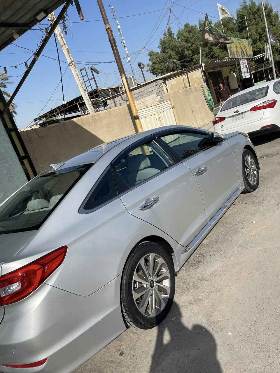 السلام عليكم هونداي سوناتا للبيع كامله مكمله وارد امريكي بيها صبغ قبق الجنطه وجاملغ خلفي السياره عليها ادامه كامله تخم تاير جديد رقمها بغداد سنويه باسمي تحويل ثاني يوم  السعر 140 وبيها مجال العنوان بغداد ***********
