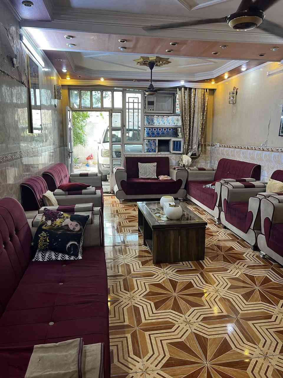 سلام عليكم
دار للبيع مساحه 150 متر قاطين
منطقة ال28 قرب السوق الكبير بسايدين
مرطبات العذراء يحتوي على 4غرف نوم
ومطبخ وصاله واسقبال وصحيات 
للاستفسار ***********
