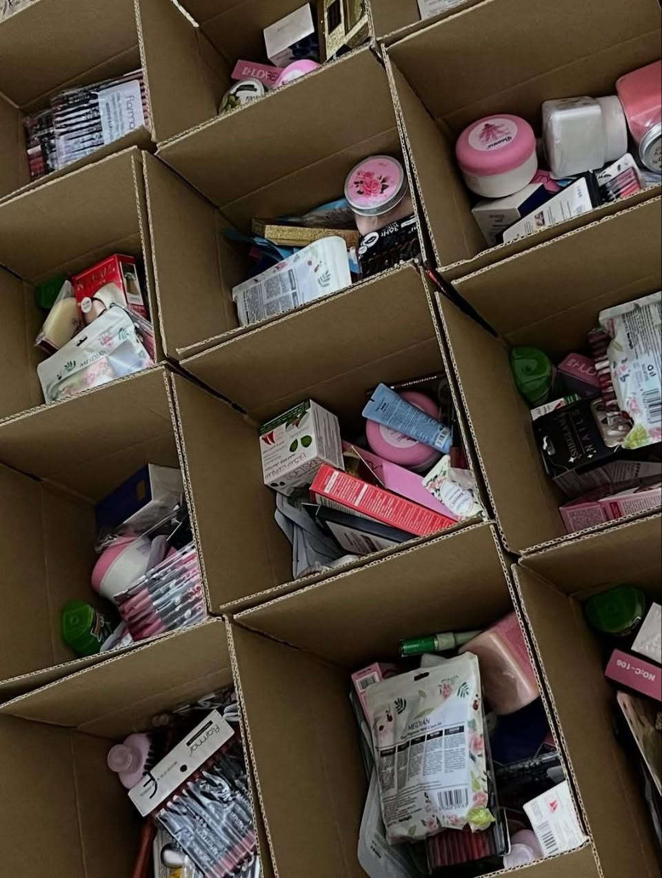 بوكس مكياج يعد من 90 الى120 قطعه خشن وناعم السعر 45 والتوصيل مجاناً
للتواصل 
واتساب ***********
انستا https://www.instagram.com/scenario_box
