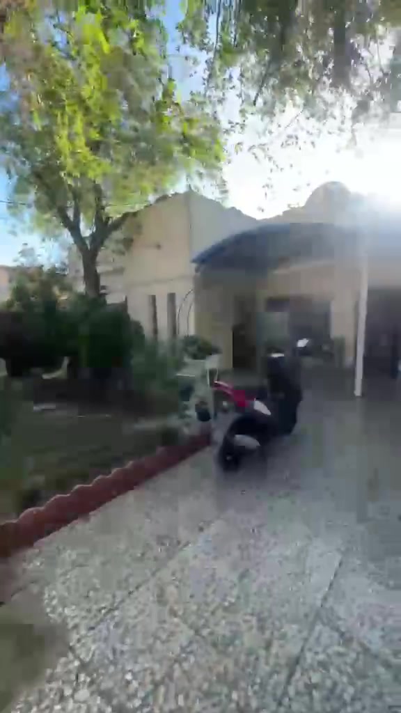 السلام عليكم بيت المساحه الكليه (٣٣٢) م (طابو صرف )بالسند ٢٧٣ م
تفاصيل البيت /حديقة خارجية _٣ غرف نوم _صاله_استقبال _مطبخ _صحيات داخلية وخارجيه البيت نضيف جدا موقع حلو مرتب خدمات متكاملة مدارس مي كهرباء مجاري تبليط جميع الخدمات متوفره
العنوان /طوريج شارع نضوري 
الاستفسار /***********
