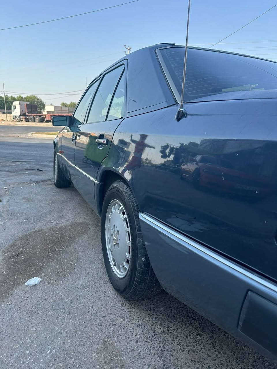 السلام عليكم ورحمة الله وبركاته 
بيع مستعجل 
مرسيدس Mercedes Benz W_124
موديل 1991 
مكينه بلاديه 300عنكبوت  مكينه بيه ضعف
كير كفاله جديد 
ماشيه 180 قابل للزياده 
رقم بغداد بسمي 
حداديه حلوه 
وكهربائيات كله شغاله
غرفه جلد جديده 
تبريد شغال
بدون حادث 
بدون خياسات 
سياره جاهزه بل عافيه ع ياخذه 
السعر 42 
العنوان كربلاء 
 ‭***********
