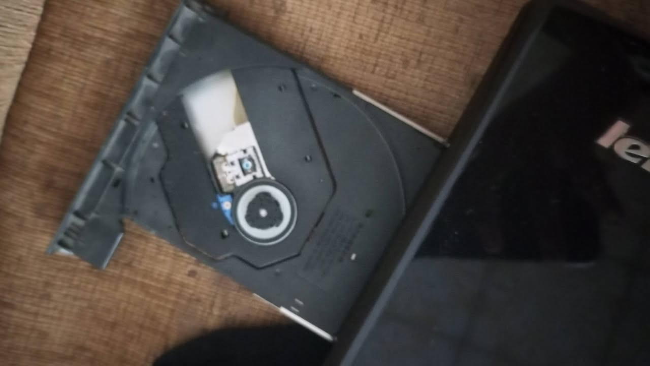 لبيع او مراوس شعندك نزل كذالك عندي موبايل ثنينهن مراوس معه جهاز زين كذالك عندي فرق
*نظام التشغيل: Windows 7 Ultimate*

- *النوع*: 32-bit و 64-bit
- *المعالج المطلوب*: 1 GHz فأعلى
- *الرام المطلوب*: 1 GB للـ 32-bit / 2 GB للـ 64-bit
- *مساحة التخزين*: 16 GB للـ 32-bit / 20 GB للـ 64-bit
- *كارت الشاشة*: يدعم DirectX 9
- *اللغة*: يدعم تغيير اللغة لـ 35 لغة
- *المميزات*: BitLocker لتشفير الملفات، Windows XP Mode لتشغيل البرامج القديمة، دعم الشبكات والـ Remote Desktop

ملاحظة:  لابتوب لدراسه


**إذا كنت صاحب هذا الإعلان وتريد حذفه لأي سبب، رجاءا أرسل رسالة إلى الدعم الفني**