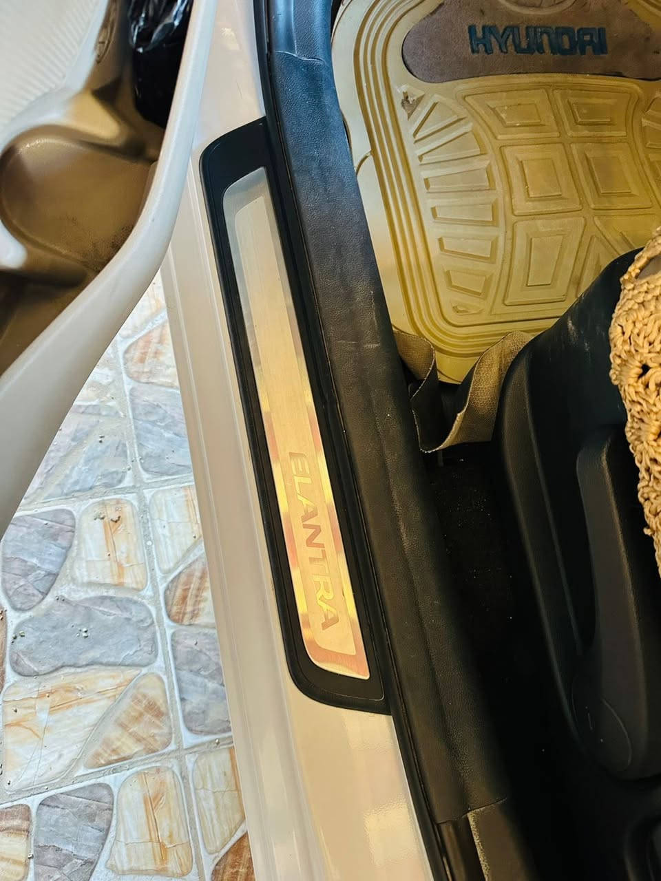 السلام عليكم النترا خليجي. موديل 2016 موصفاته نص فول فتحه سقف اشاره بلمري تبريد قطعتين تحكم ستيرن جهتين حساس خلفي  رقم بغداد مكان سياره بابل الاستفسار ع *********** صور سونار موجود بلمنشور سعرها 145 وبيه مجال
