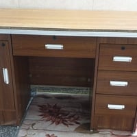 ميز مكتبي جديد استعمال قليل جدا نظيف بسعر ٨٥ الاتصال على ٠٧٧٦٥٢٨١١١٢