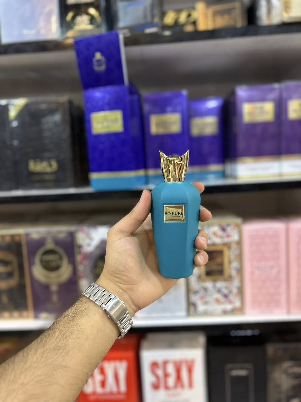 عطر سو بيور الاصلي من شركة مايليستون 
عطر للجنسين جميل جدا بثبات وفوحان يدوم طويلا 
ويتميز برائحة شرقية فاكهية ساحرة ومشرقة

المقدمة ): مزيج حمضي منعش من البرتقال الصقلي، ليمون صقلية،.القلب : ومتنوعة من الفواكه المتوسطية والاستوائية الحلوة.القاعدة:  لمسة دافئة ومخملية من فانيليا مدغشقر، المسك الأبيض،

ينفع لجميع فصول السنة كما يصلح للأجواء المسائية والمناسبات الفخمة.

يوجد توصيل لجميع محافظات العراق 
للحجز او الاستفسار التواصل على رقم الواتساب ***********

#عطور #عطورات #عطوري #عطري #الامين_للعطور #بغداد #البصرة #دهوك #اربيل #كركوك #واسط #النجف #بابل #الرمادي #كربلاء #الانبار #ديالى #مشاهير_العراق
