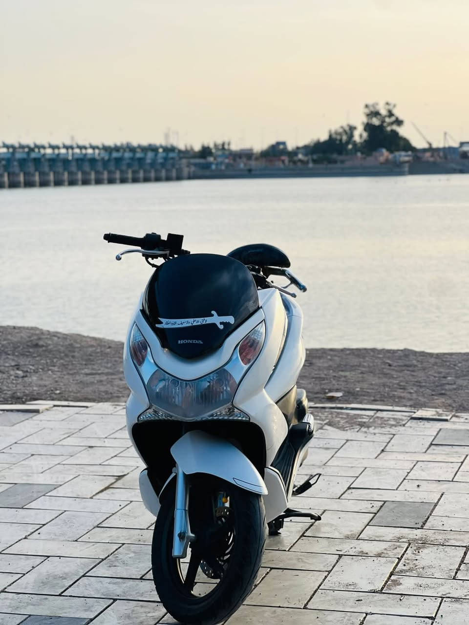 السلام عليكم                                                              شباب دراجه pcx ياباني لون ابيضّ حجم المكينه 125cc.  دراجه مكفوله كفاله عامه بل حقيقه احله من الصور       العنوان :- واسط - كوت - حيدريه 
الرقم :- *********** 
السعر :- $13 ورقه وبيها مجال للشراي 
شباب الي مو شراي لا يتعبني
