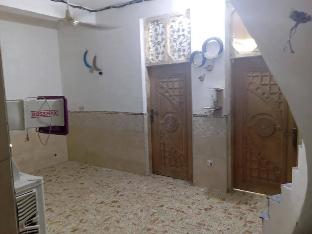 دار للبيع طابقين 100متر طابو زراعي سند 25
الموقع نادر الاولى قرب مجمع المدارس شارع فرن صمون بركات ام البنين  يحتوي على 3 غرف نوم + استقبال+كلدور أرضي وكلدور بالطابق الثاني+مطبخ + صحيات داخلي وخارجي الطابق الأرضي مابي نقص أما الطابق الثاني يحتاج فقط بورك ملبوخ سمنت 
للاستفسار الاتصال على الرقم ***********
