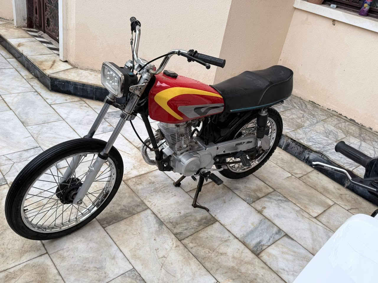 سلام عليكم دراجه للبيع  اوراق شاصي نامه ١٩شلامجه تعيمره ٢٣ مكينه مفتوحه ولفات
دراجه كامله حته سبايدر وياه بس نه ماشده 

سعر خاص مكاني ناصريه حي اور***********
